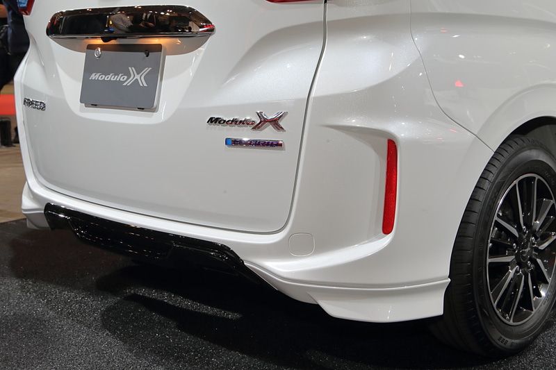 フリード Modulo Xはファミリー層も乗るクルマなので、派手すぎるエクステリアデザインは好まれない。マンションの駐車場に駐めたときにもまわりから浮きすぎないレベルに抑えつつ、空力で必要な性能を突き詰めた逸品