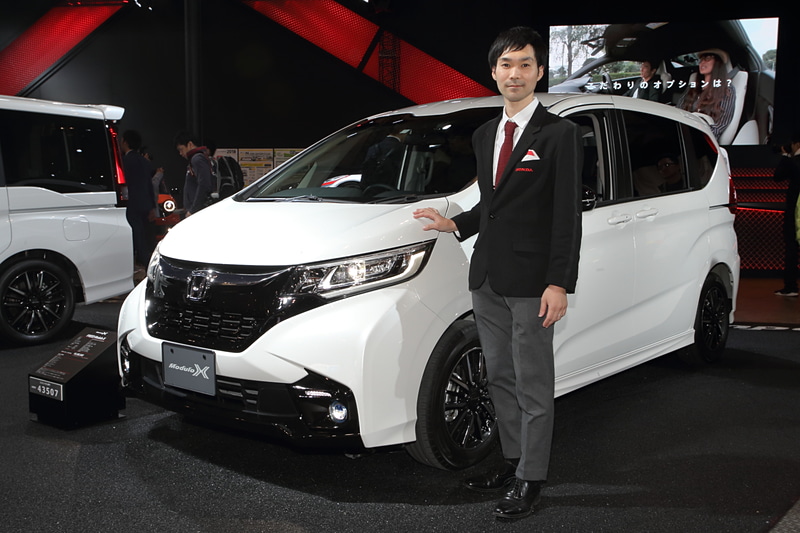 トークショー終了後に三井氏にフリード Modulo Xの近くまで来てもらい、記念撮影と合わせてエクステリアデザインについて少し話を伺った