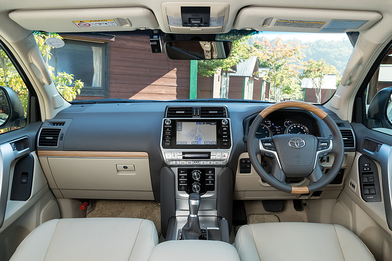 内装色は「ニュートラルベージュ」。木目調パネルと本革表皮を備える4本スポークステアリングはTZ-Gの専用装備