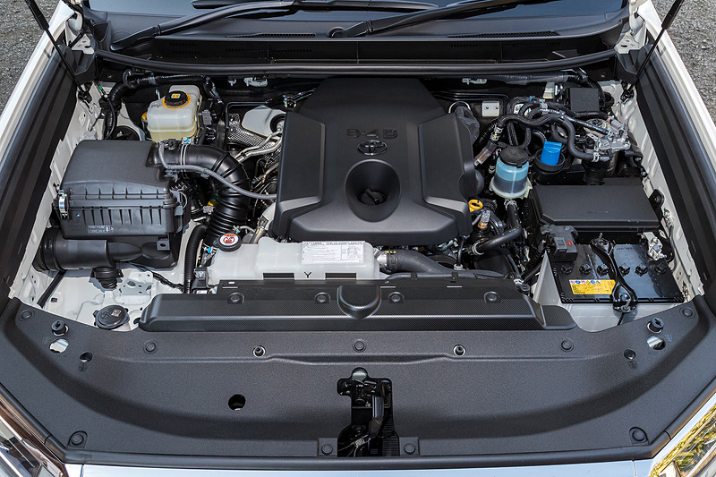 直列4気筒DOHC 2.8リッター直噴ディーゼルターボの「1GD-FTV」型エンジン。最高出力130kW（177PS）/3400rpm、最大トルク450Nm（45.9kgm）/1600-2400rpmを発生