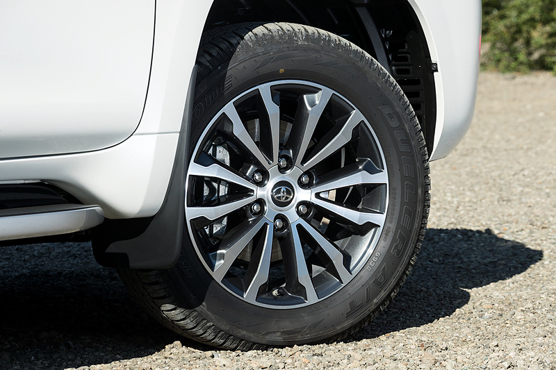 切削光輝＋ダークグレーメタリックの19インチアルミホイール＋265/55 R19タイヤを標準装備。ラダーフレームの上にキャビンがあり、路面からの入力がシートに伝わりにくい快適な乗り心地はモノコックボディでは味わえないものだ