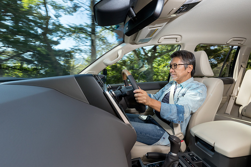 切削光輝＋ダークグレーメタリックの19インチアルミホイール＋265/55 R19タイヤを標準装備。ラダーフレームの上にキャビンがあり、路面からの入力がシートに伝わりにくい快適な乗り心地はモノコックボディでは味わえないものだ