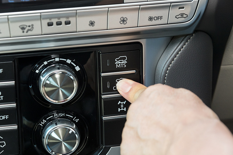 丸太のミニコースではクロールコントロールをONにして走行