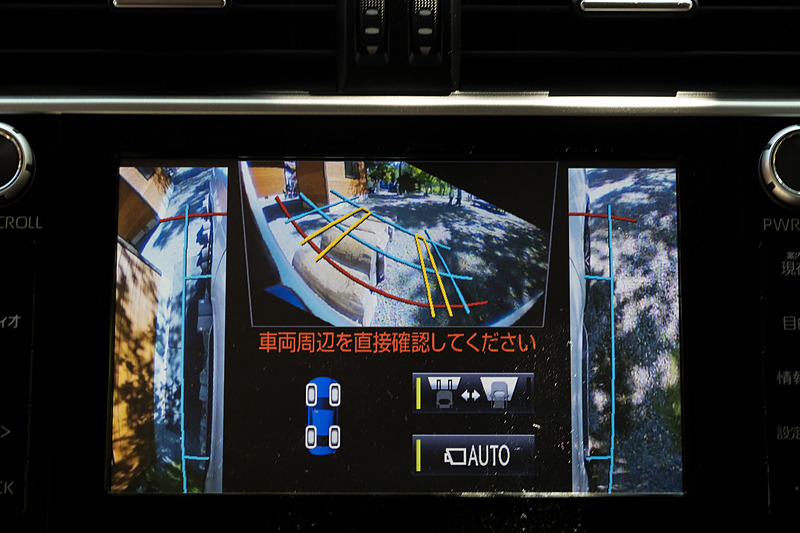 左側のタイヤを丸太コースに乗せた走行では車体が30度以上傾くが、足まわりが路面の凹凸に柔軟に追従して不安なく走破