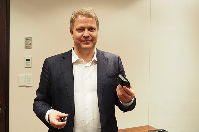 ドライブレコーダーを手にするNauto 共同創業者兼CEO ステファン・ヘック氏