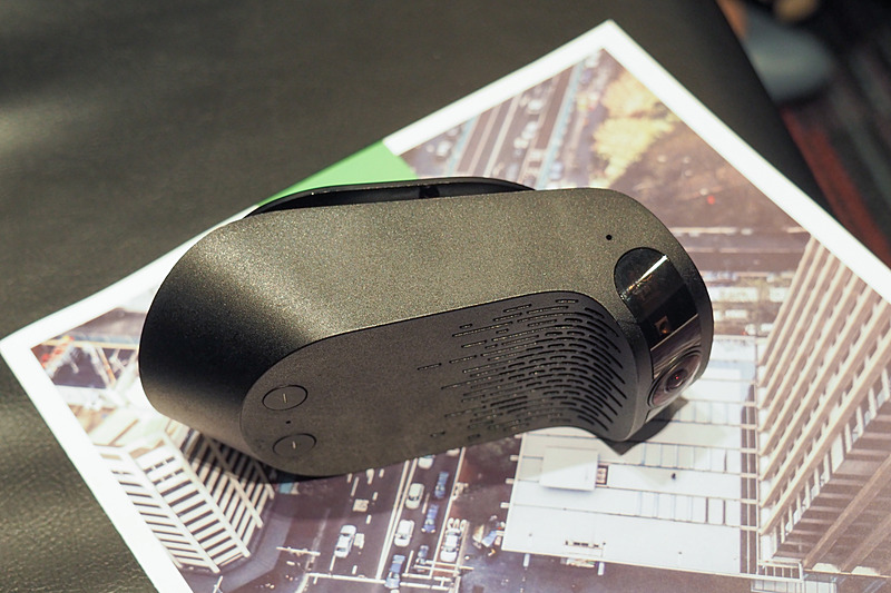 車載カメラには運転席側にも広角カメラが搭載され、運転者側の様子も記録する