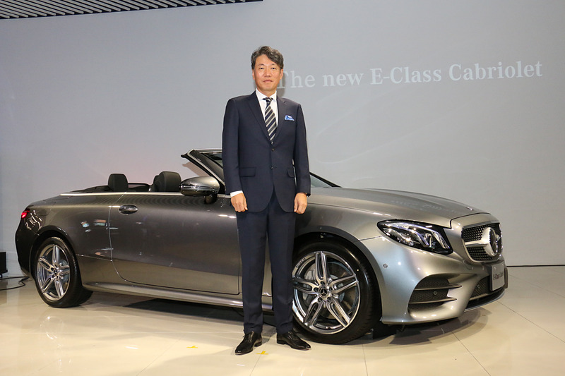 2018年の年頭記者懇談会で公開された新型「Eクラス カブリオレ」の前に立つメルセデス・ベンツ日本株式会社 代表取締役社長兼CEO 上野金太郎氏