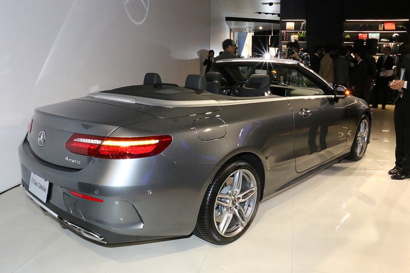 ソフトトップのクローズアクション。走行中でも約50km/hまで作動し、所要時間は約20秒