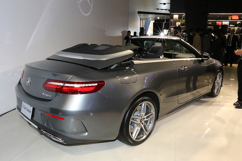 ソフトトップのクローズアクション。走行中でも約50km/hまで作動し、所要時間は約20秒