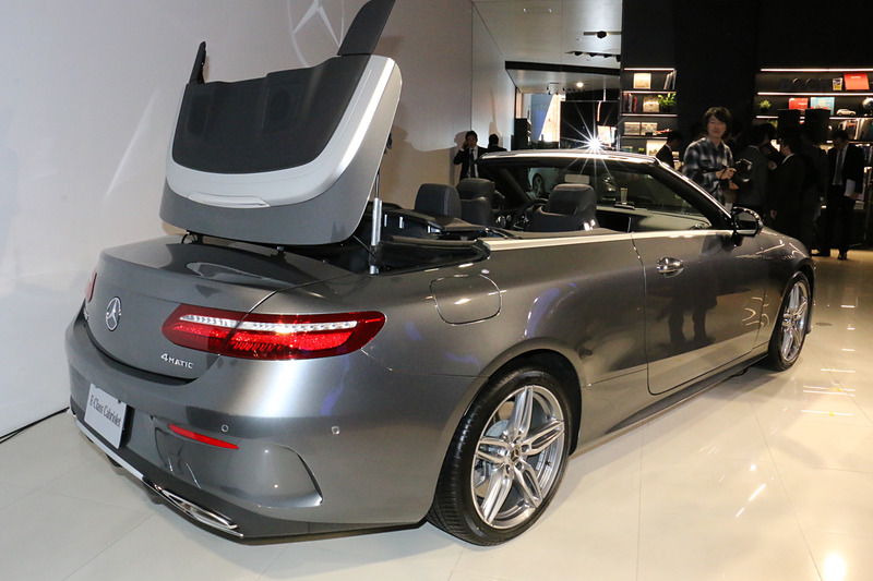 ソフトトップのクローズアクション。走行中でも約50km/hまで作動し、所要時間は約20秒