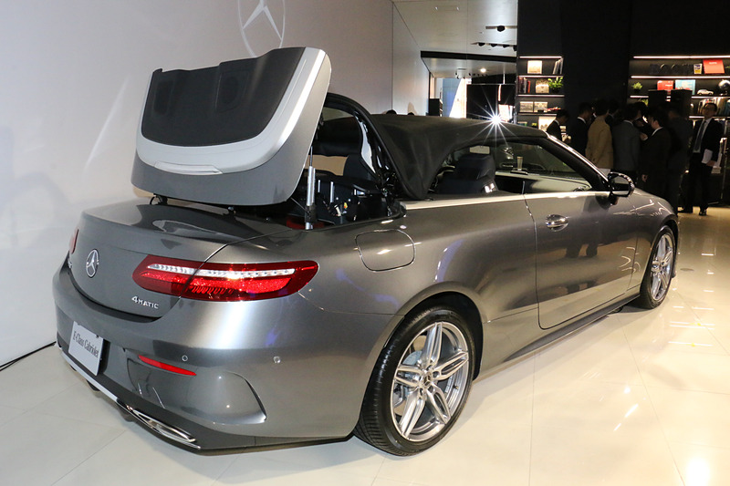 ソフトトップのクローズアクション。走行中でも約50km/hまで作動し、所要時間は約20秒