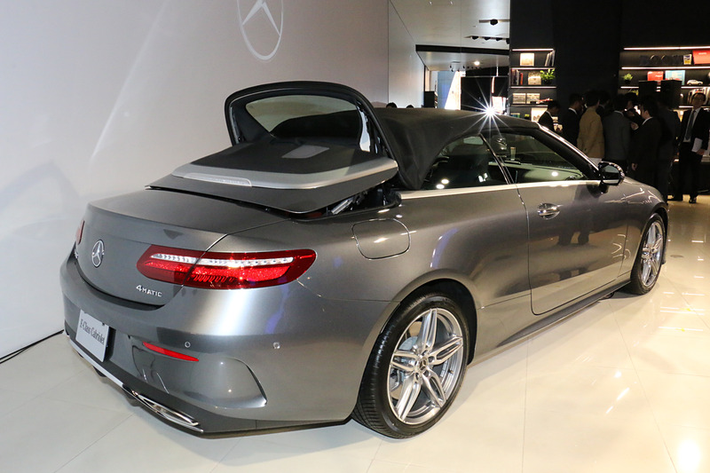 ソフトトップのクローズアクション。走行中でも約50km/hまで作動し、所要時間は約20秒