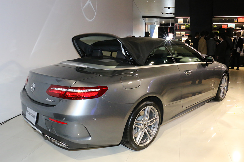 ソフトトップのクローズアクション。走行中でも約50km/hまで作動し、所要時間は約20秒