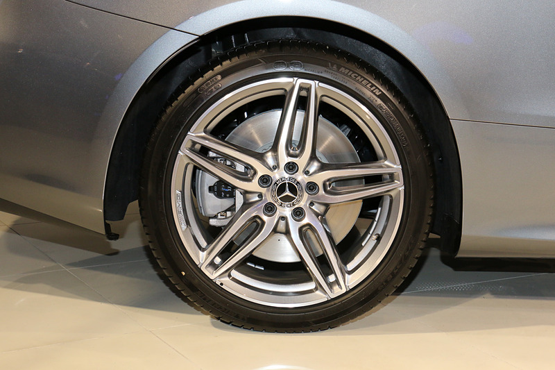タイヤサイズはフロントが245/40 R19、リアが275/35 R19。全車でランフラットタイヤを採用する