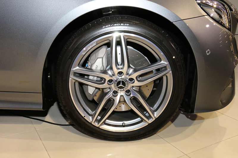 タイヤサイズはフロントが245/40 R19、リアが275/35 R19。全車でランフラットタイヤを採用する