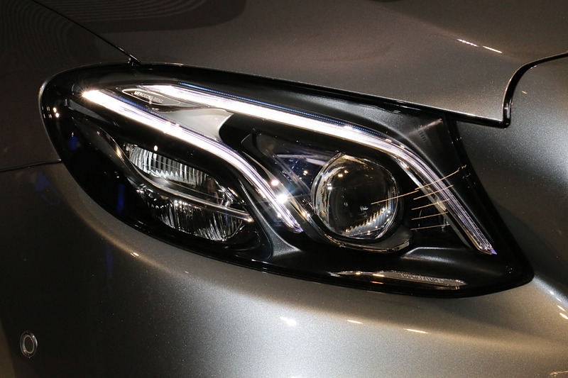 マルチビームLEDヘッドライトを標準装備。ウインカーやポジショニングランプなどもLEDとなる