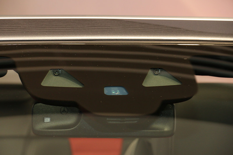 フロントグリルのレーダーセンサーやフロントウィンドウのステレオマルチパーパスカメラなどによって周辺状況をチェックし、各種先進安全機能を働かせる「レーダーセーフティパッケージ」を全車標準装備