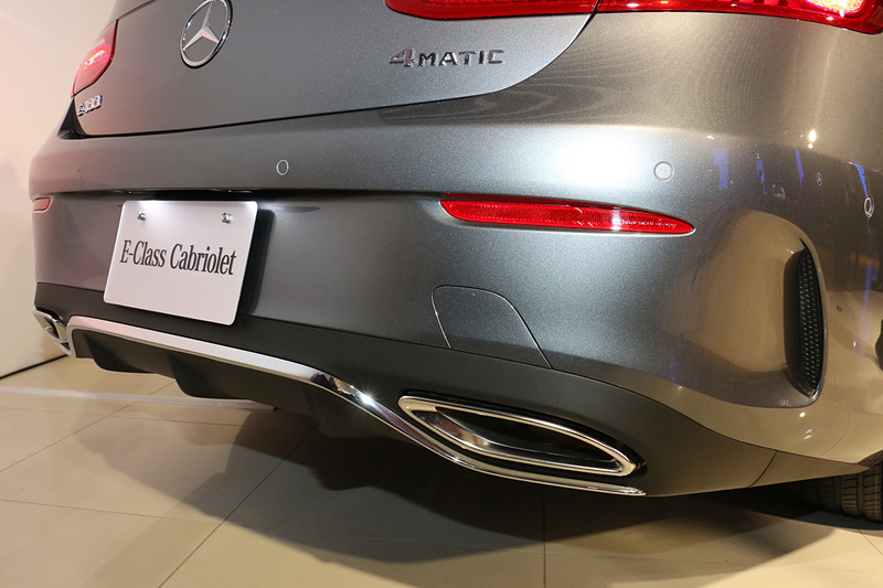 リアバンパーにマフラーエンドを内蔵するインテグレーテッドタイプを全車で採用