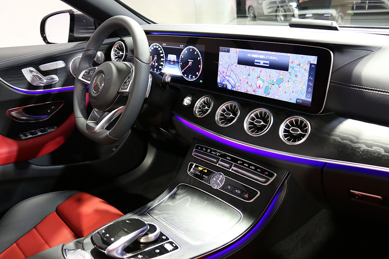 2つの12.3インチ高精細ワイドディスプレイを1枚のガラスカバーで融合させた「コックピットディスプレイ」。センターコンソールのエアコン吹き出し口は“タービンエンジンをイメージした”というデザイン