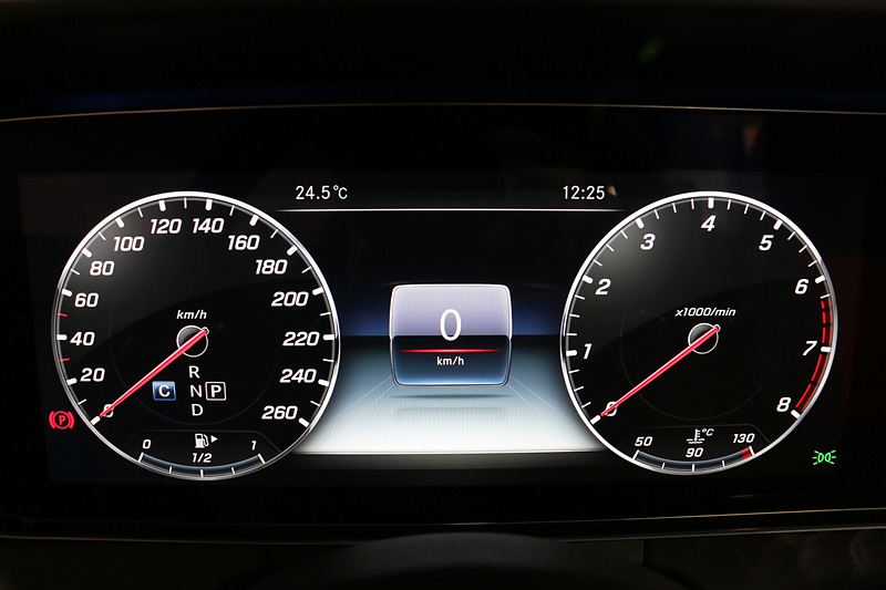 「コックピットディスプレイ」でメーターパネルもフルデジタル表示。「スポーティ」「クラシック」「プログレッシブ」の3種類から表示を選択できる