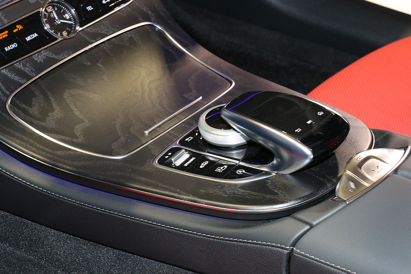 タッチパッドやダイヤルを備える「COMANDコントローラー」を採用しているが、エアコンの温度調節機能は専用のボタンを用意する