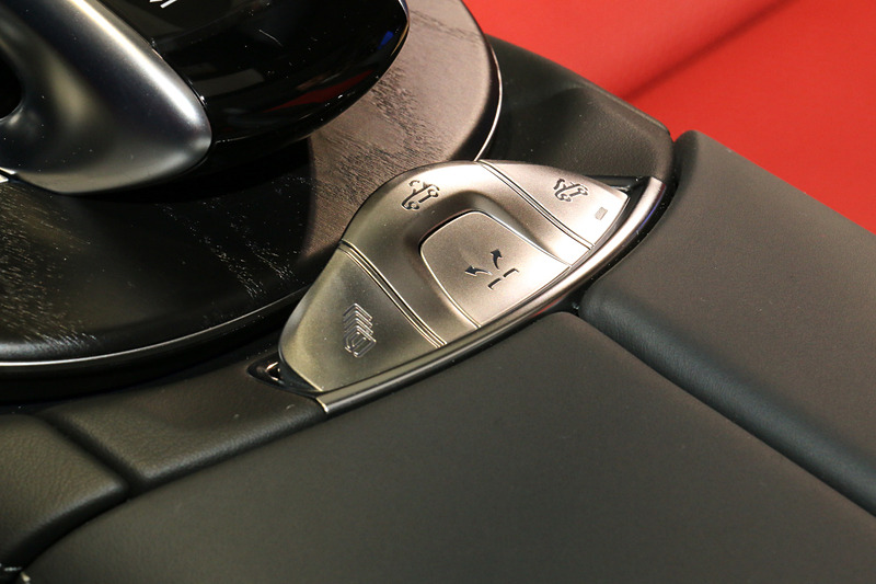 COMANDコントローラーの後方に、ソフトトップの開閉スイッチのほか、キャビンへの風の巻き込みを抑制する「エアキャップ」のスイッチをレイアウト