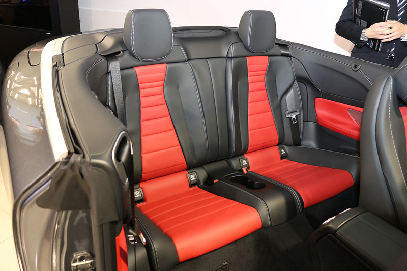 リアシートがセパレートタイプになり、乗車定員は4人。ボディサイズの拡大を受けて後席の居住空間が拡大しており、後席レッグスペースは先代比44mm、後席ショルダースペースは先代比14mmの拡大となっている