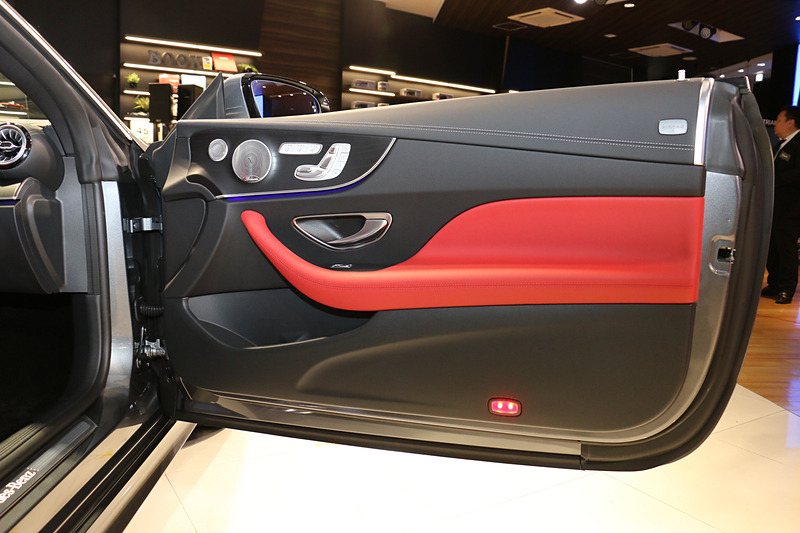 フロントシートの電動調節スイッチをドアトリムに設定。13スピーカーで構成される「Burmesterサラウンドサウンドシステム」は全車にオプション設定