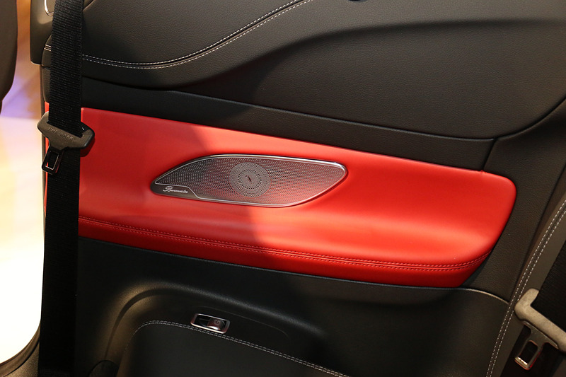 フロントシートの電動調節スイッチをドアトリムに設定。13スピーカーで構成される「Burmesterサラウンドサウンドシステム」は全車にオプション設定