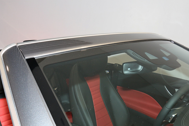 Aピラー上部がポップアップして風の流れを制御し、走行中に外気がキャビン内に侵入しにくいようにするエアキャップもE 400 4MATIC カブリオレ スポーツで標準装備、そのほかのグレードがオプション設定となる