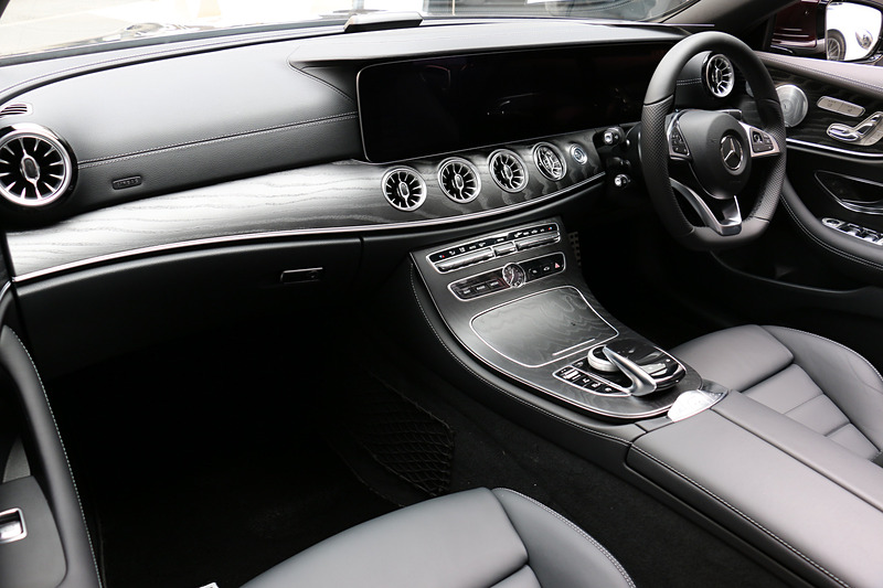 E 200 カブリオレ スポーツとE 200 カブリオレは右ハンドル仕様となる。