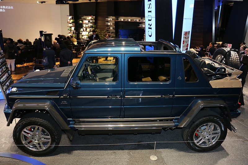 ホイールベースが延長されて後席空間が広くなったほか、後方のルーフを取り払ってソフトトップに変更している