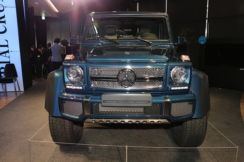 ホイールベースが延長されて後席空間が広くなったほか、後方のルーフを取り払ってソフトトップに変更している