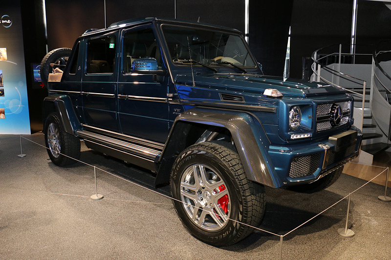 ホイールベースが延長されて後席空間が広くなったほか、後方のルーフを取り払ってソフトトップに変更している