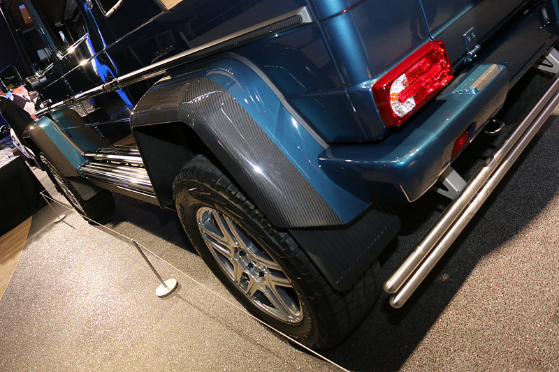 カーボン製のワイドフェンダーを装着してトレッド幅を拡大し、走破性を向上させた