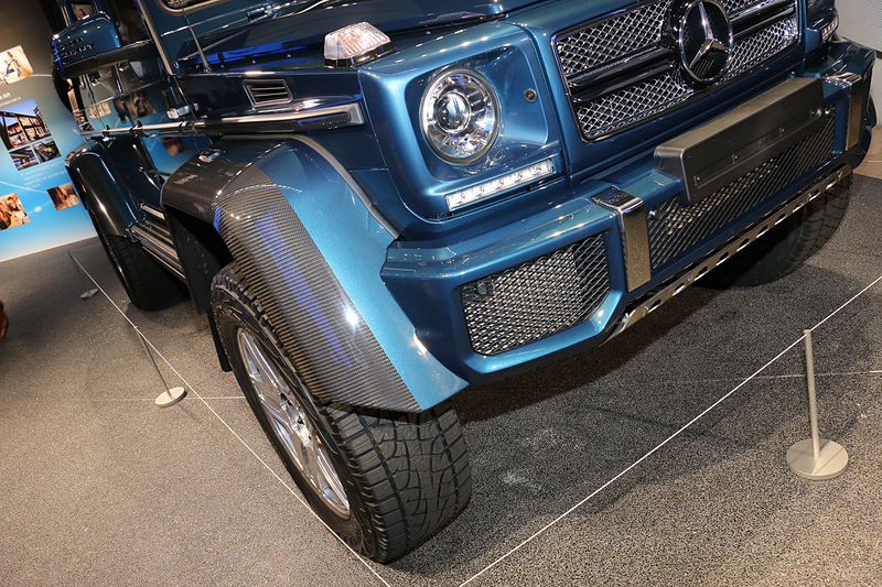 カーボン製のワイドフェンダーを装着してトレッド幅を拡大し、走破性を向上させた