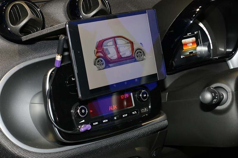 デジタルセールス・プロジェクトでは、車両に搭載されているAI（人工知能）と対話するスタイルでスマートが持つ魅力などを解説。また、ディスプレイに備えたカメラで記念撮影して、AIが写真を登録したメールアドレス宛に送るデモも行なわれていた