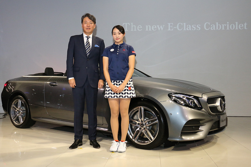 2018年の年頭記者懇談会でフォトセッションに立ったメルセデス・ベンツ日本株式会社 代表取締役社長兼CEO 上野金太郎氏（左）と女子プロゴルファーの三浦桃香選手（右）