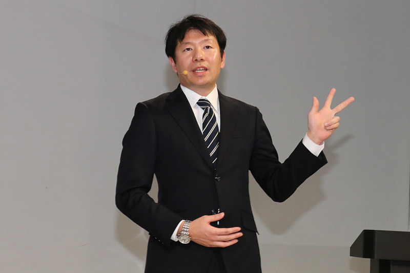 メルセデス・ベンツ日本株式会社 広報室 製品広報課 マネージャーの木下潤一氏から新型Eクラス カブリオレのポイントが紹介された