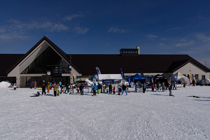 スキー場のセンターハウス近くには、ゲレンデタクシーに合わせて各種ブースが出展されている