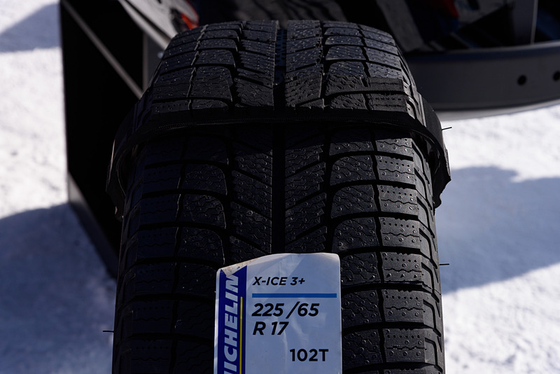 最新のスタッドレスタイヤ「X-ICE 3＋」。断面確認用パーツも用意