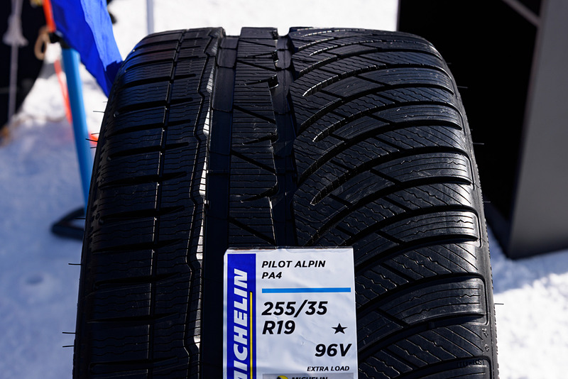 こちらは量販店などであまり見かけないウインタータイヤ「PILOT ALPIN PA4」。高速性能を重視する人に