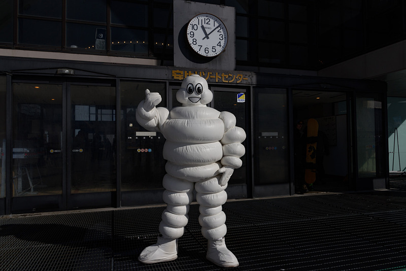 昼休み前に登場したミシュランマン。スノーブーツがないが、雪上を頑張って歩いていた