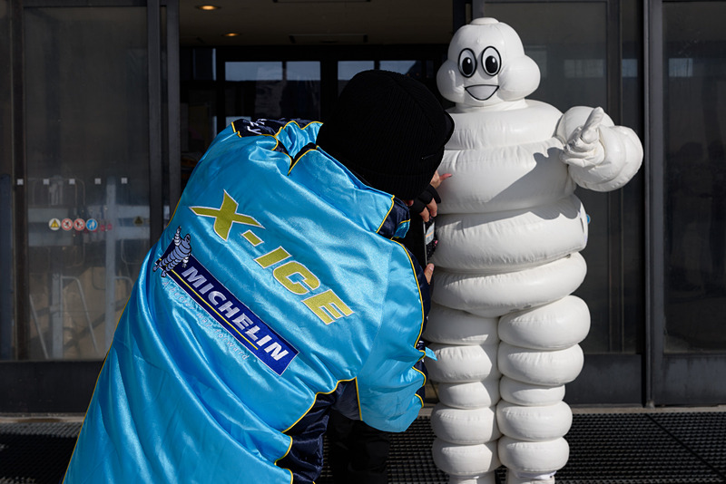 ミシュランマンの人気は高く、ツーショットを撮る人も。ミシュランスタッフが手伝ってくれるので、気軽に声をかけてみよう
