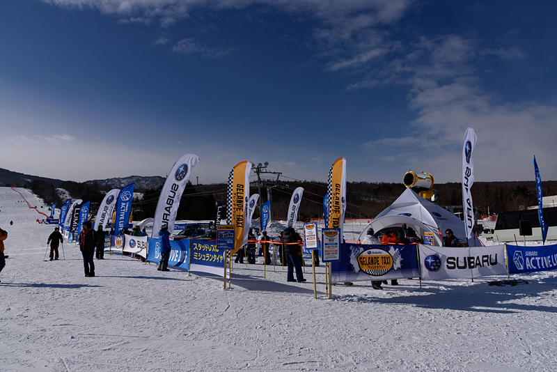 右のテントが受付エリア