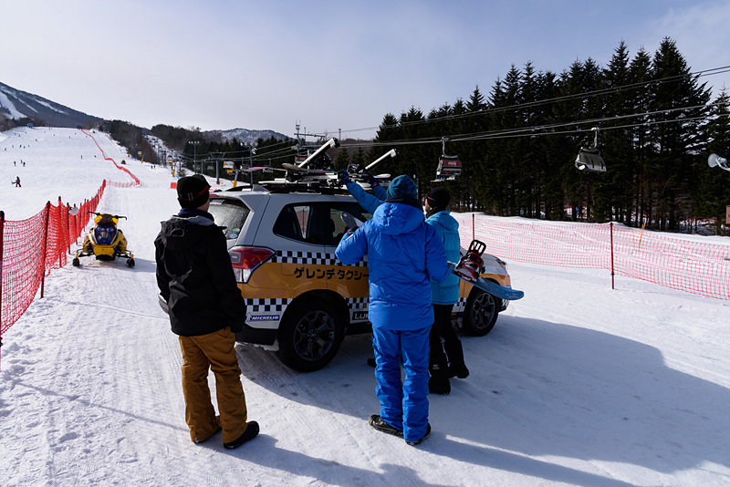 スキーやスノーボードは、スライド機構を持つスーリーのキャリアに取り付けてくれる