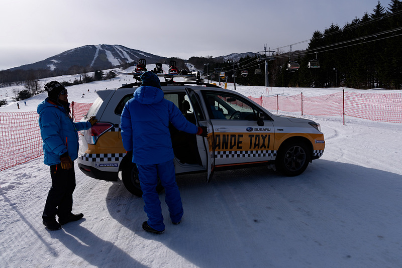 スキーやスノーボードは、スライド機構を持つスーリーのキャリアに取り付けてくれる