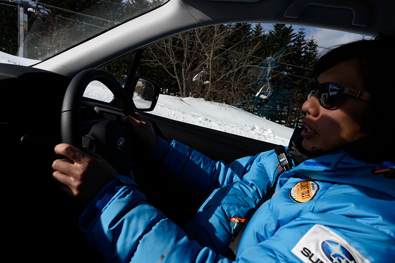 クルマやタイヤもすごいが、雪道を安全にさりげなく運転するテクニックも見どころ。普段の職業とか積極的に質問してみよう。驚くようなことに……