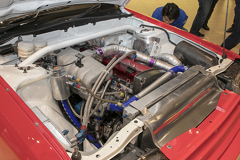 もとのエンジンは降ろされて、HCR32型スカイライン用のRB20DETをベースに新たに組み直して搭載。エンジンコンピュータはレース専用品だったが、今後の管理を考慮して純正コンピュータをベースにした仕様に戻されている