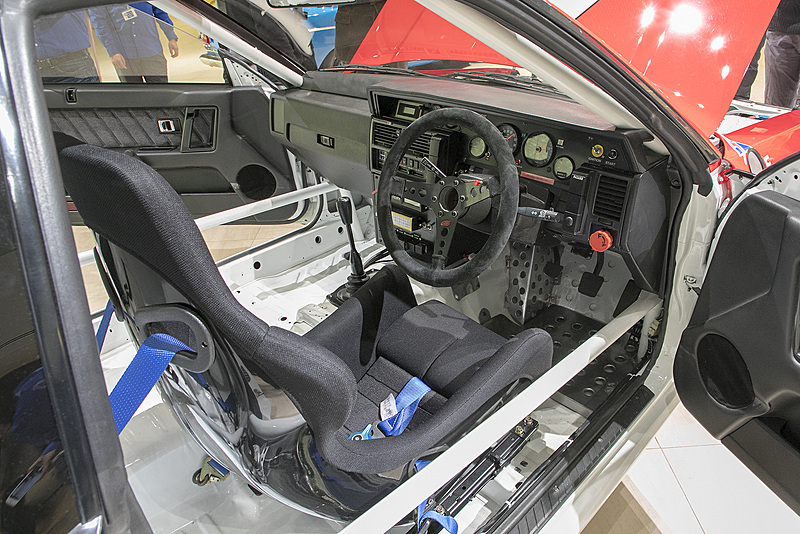 インテリアもしっかり直されている。シートは国内でリペアを行なった
